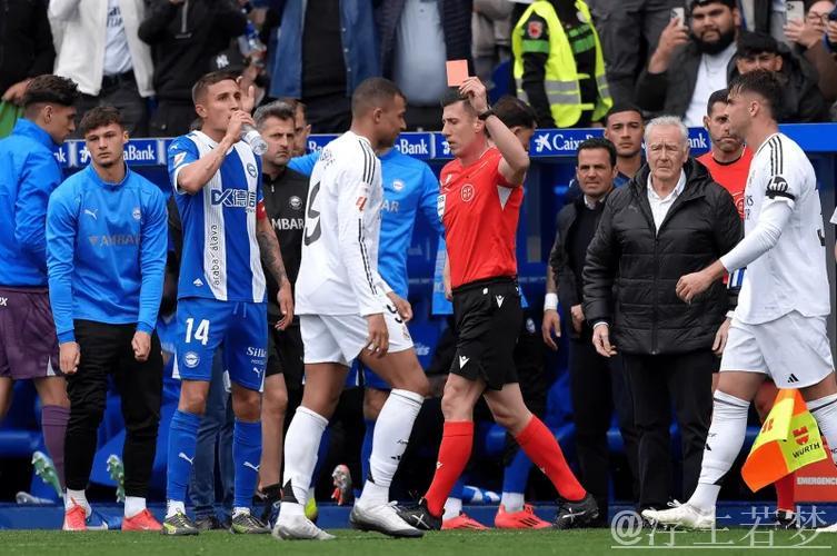 西媒:皇马更衣室认为遭裁判针对,球员情绪频繁失控 西媒:皇马更衣室认为遭裁判针对,球员情绪频繁失控